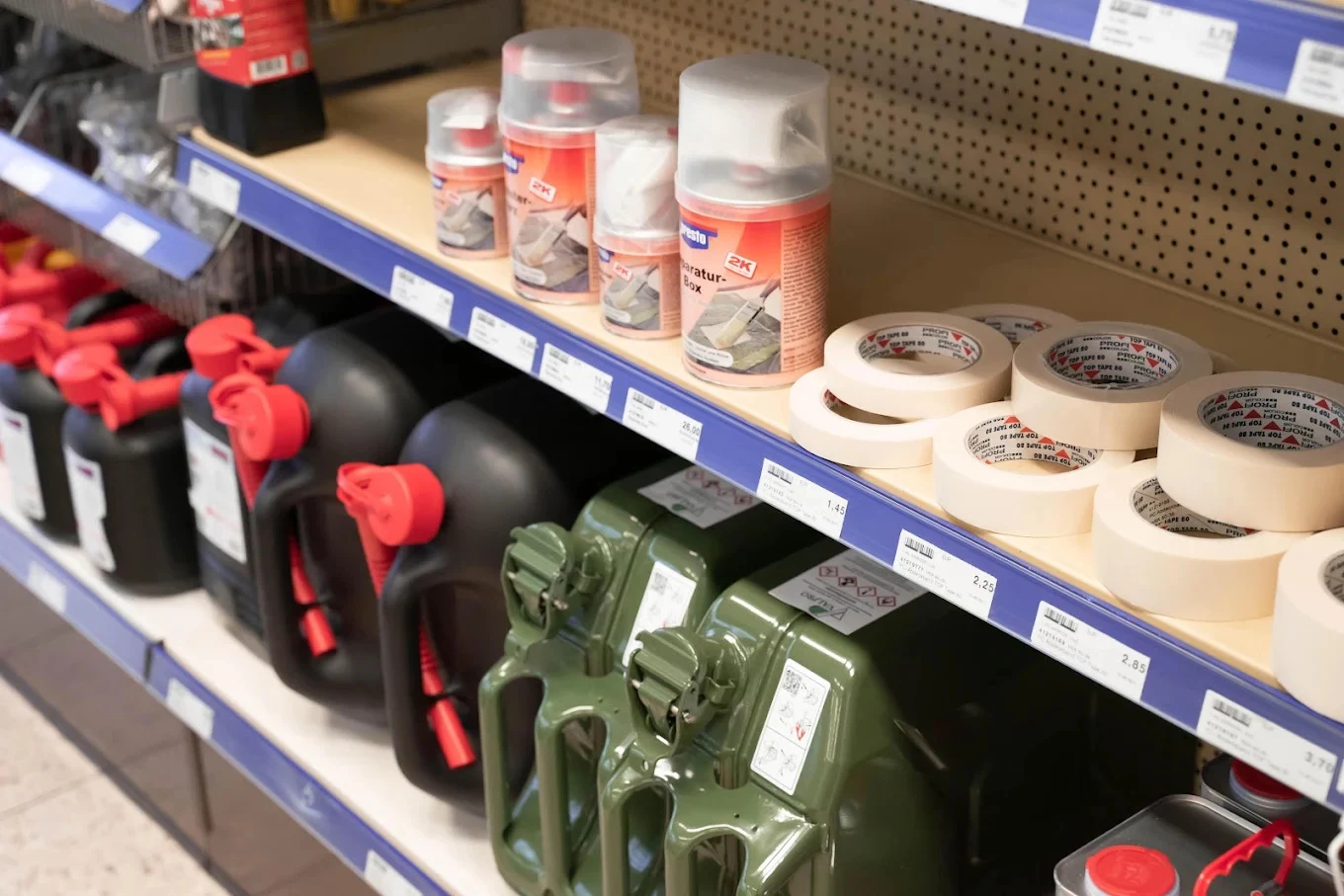 Regal im Laden von KFZ-Teile Neubauer mit Kanistern, Spraydosen und Klebeband